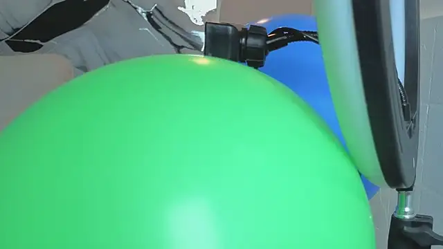 Snapshot of Hanna_Goldenst chatting on 12/19/25, 11:39 Hanna Goldenst online show from 12/19/25, 11:39