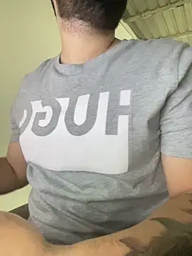 Snapshot of julianlondo111 chatting on 12/19/25, 02:40 julianlondo111 online show from 12/19/25, 02:40