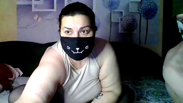 Snapshot of honey_sweet_couple chatting on 12/19/25, 08:05 honey sweet couple online show from 12/19/25, 08:05