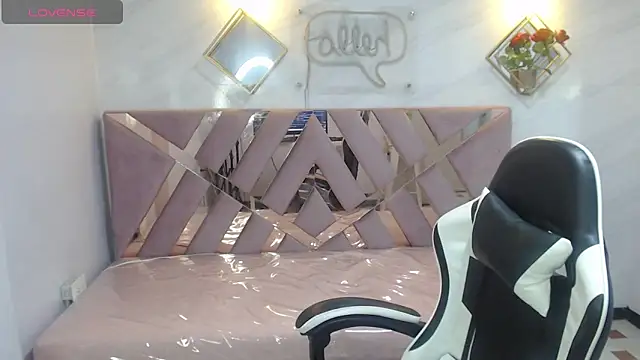 Snapshot of Evy_Luxx_v chatting on 12/15/25, 09:08 Evy Luxx v online show from 12/15/25, 09:08