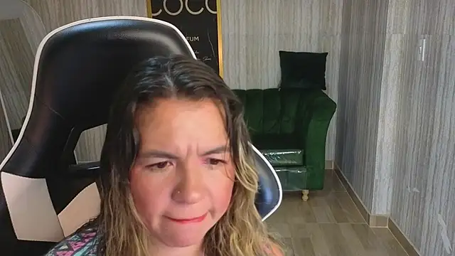 Snapshot of paula_lorens_t1_ chatting on 11/19/25, 02:44 paula lorens t1 online show from 11/19/25, 02:44