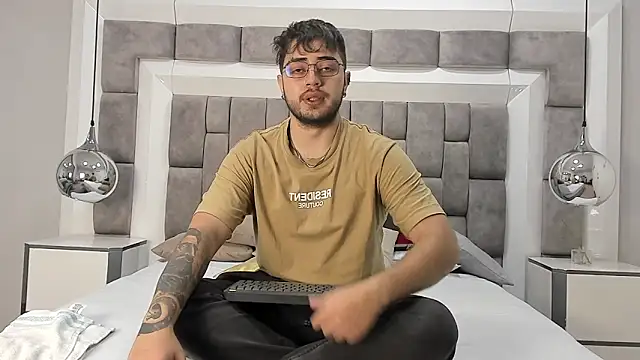 Snapshot of Ethan_Greys chatting on 11/24/25, 03:50 Ethan Greys online show from 11/24/25, 03:50