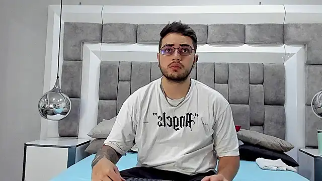 Snapshot of Ethan_Greys chatting on 11/25/25, 04:01 Ethan Greys online show from 11/25/25, 04:01