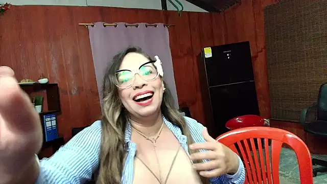 Snapshot of aliciasoy chatting on 12/16/25, 12:48 aliciasoy online show from 12/16/25, 12:48