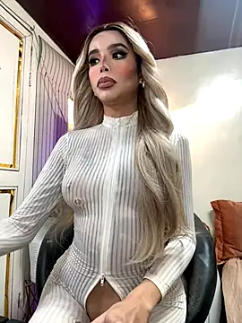 Snapshot of _SandraHornball_ chatting on 12/17/25, 11:27 SandraHornball online show from 12/17/25, 11:27