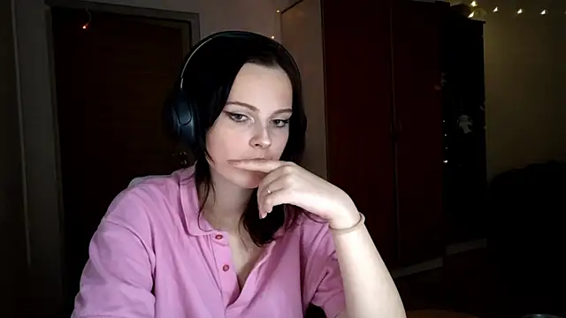 Snapshot of LouiseMarengo chatting on 11/19/25, 05:02 LouiseMarengo online show from 11/19/25, 05:02