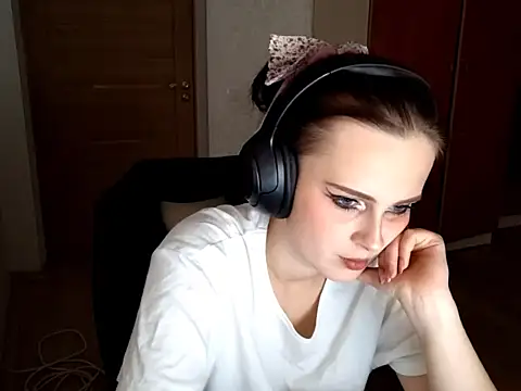 Snapshot of LouiseMarengo chatting on 11/25/25, 05:02 LouiseMarengo online show from 11/25/25, 05:02