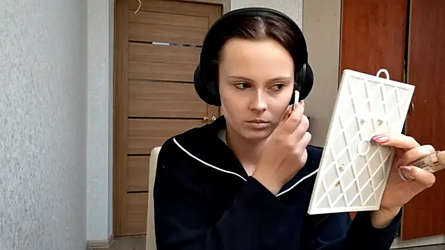 Snapshot of LouiseMarengo chatting on 11/29/25, 12:19 LouiseMarengo online show from 11/29/25, 12:19