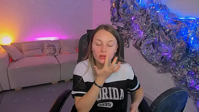 SandraLindsey online show from 11/28/25, 01:36