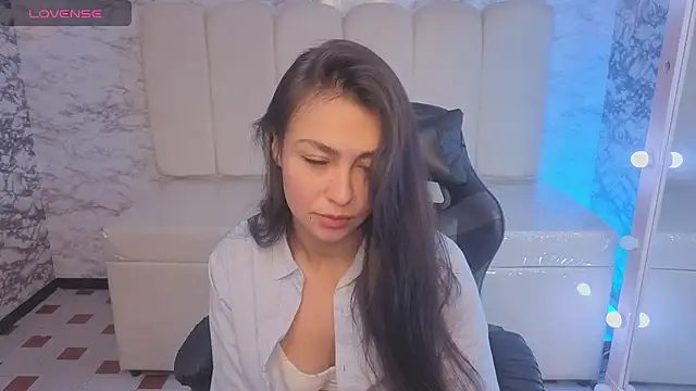 Snapshot of Maleja_v_ chatting on 11/21/25, 01:21 Maleja v online show from 11/21/25, 01:21