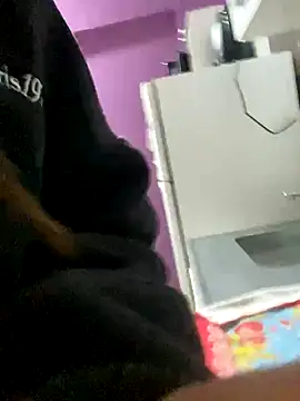 Snapshot of putit4444 chatting on 11/22/25, 08:35 putit4444 online show from 11/22/25, 08:35