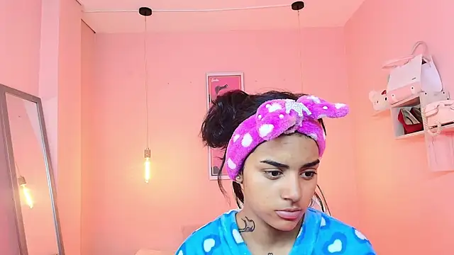 Snapshot of Milu_carbajal_x chatting on 01/17/26, 01:05 Milu carbajal x online show from 01/17/26, 01:05