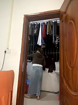 yiyi0316 online show from 11/30/25, 10:19