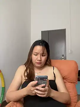 yiyi0316 online show from 04/13/26, 05:57