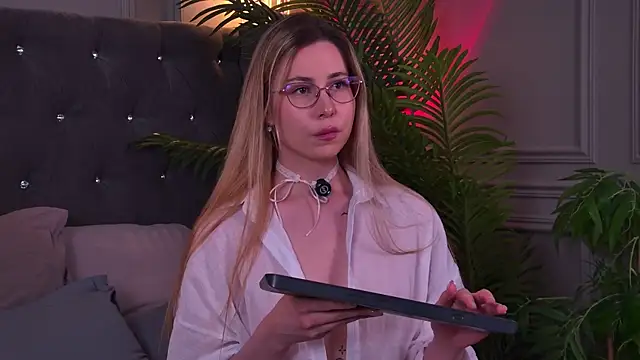 Snapshot of -SaraBlack- chatting on 07/17/26, 04:23 -SaraBlack- online show from 07/17/26, 04:23