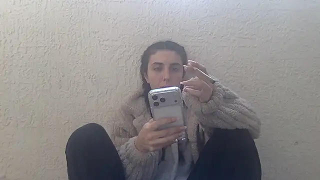 Snapshot of sometimesmiachristina chatting on 12/16/25, 12:32 sometimesmiachristina online show from 12/16/25, 12:32