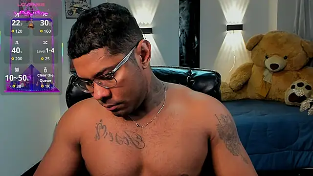 Snapshot of LEONHDZ chatting on 11/18/25, 01:00 LEONHDZ online show from 11/18/25, 01:00