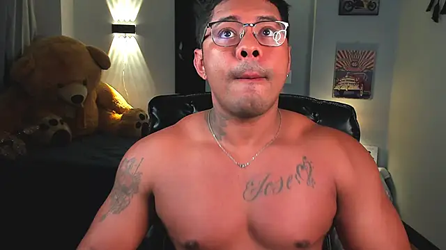 Snapshot of LEONHDZ chatting on 11/21/25, 05:28 LEONHDZ online show from 11/21/25, 05:28