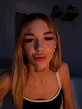 Snapshot of lunababy77 chatting on 11/24/25, 05:23 lunababy77 online show from 11/24/25, 05:23