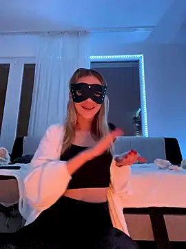 lunababy77 online show from 12/18/25, 04:35