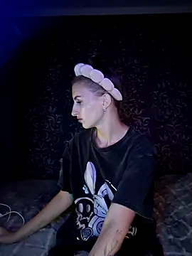 carolinakis  online show from 11/19/25, 08:09