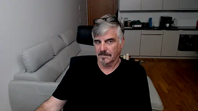 Snapshot of Buidapest chatting on 12/13/25, 09:53 Buidapest online show from 12/13/25, 09:53