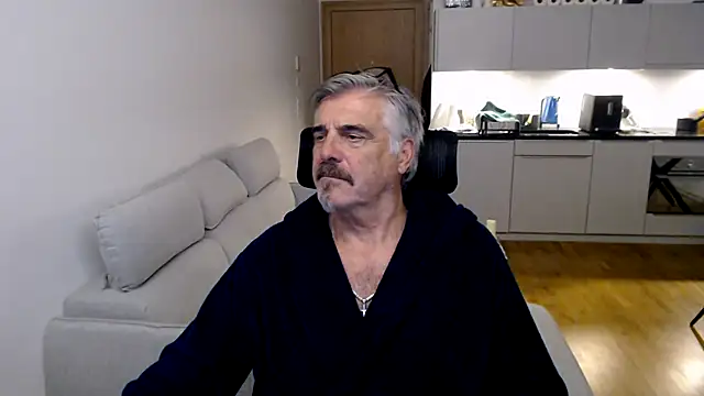 Snapshot of Buidapest chatting on 12/15/25, 01:26 Buidapest online show from 12/15/25, 01:26