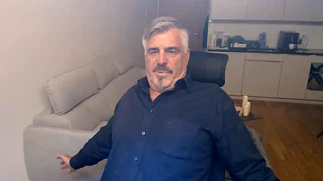 Snapshot of Buidapest chatting on 12/17/25, 10:38 Buidapest online show from 12/17/25, 10:38