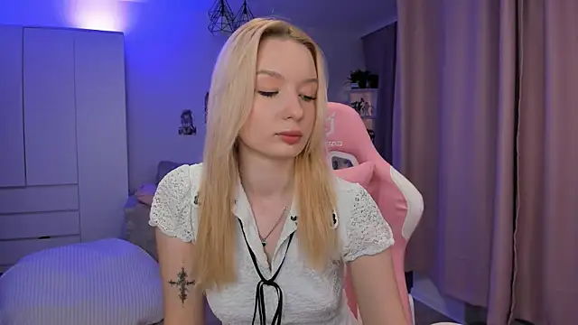 Tiffany Paw online show from 11/29/25, 03:09