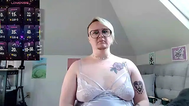 Snapshot of queerlyjaz chatting on 04/24/26, 03:36 queerlyjaz online show from 04/24/26, 03:36