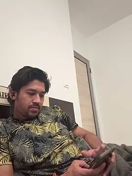 Snapshot of Jhonneeey chatting on 12/17/25, 01:33 Jhonneeey online show from 12/17/25, 01:33