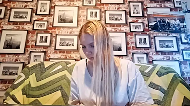 Snapshot of EvieBaggette chatting on 11/24/25, 08:25 EvieBaggette online show from 11/24/25, 08:25