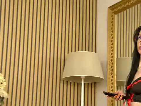 Snapshot of IvyCole chatting on 12/04/25, 07:28 IvyCole online show from 12/04/25, 07:28