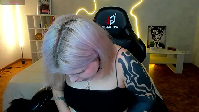 shadow  purrr online show from 12/01/25, 01:32