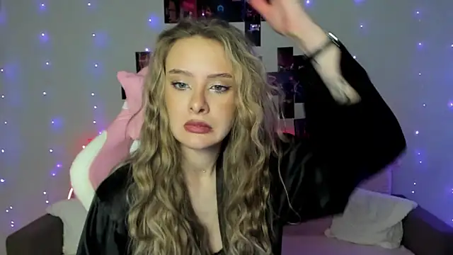 Suzie Q69 online show from 11/30/25, 08:51