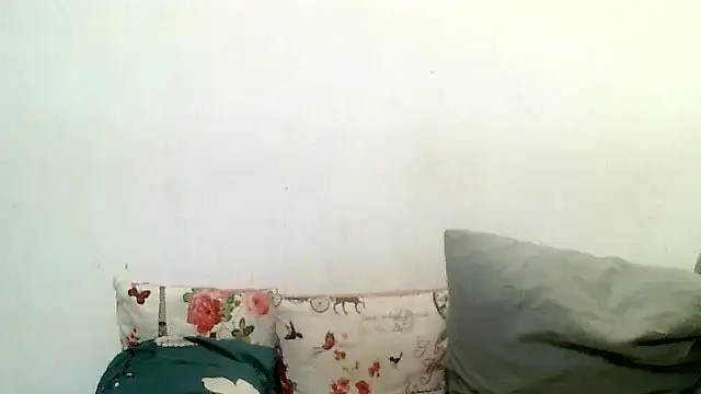 BrunetteNaomi8 online show from 05/15/26, 08:21