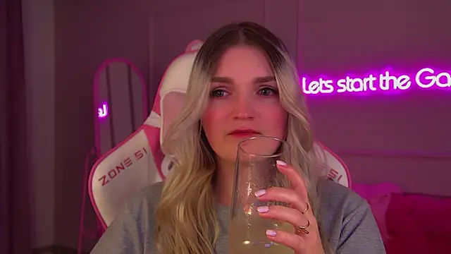 AnnyRaii online show from 11/28/25, 07:49