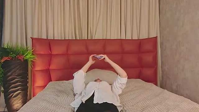 Snapshot of VelvetNyxen chatting on 12/19/25, 02:24 VelvetNyxen online show from 12/19/25, 02:24