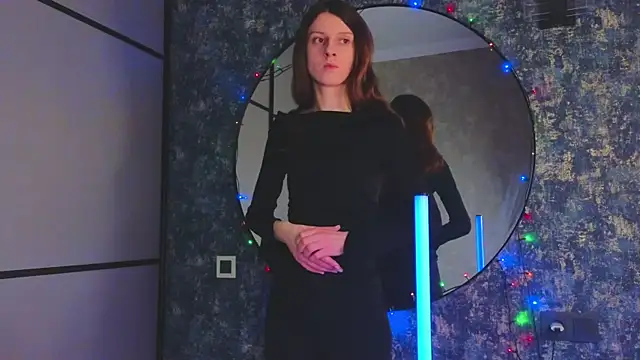 Snapshot of VelvetNyxen chatting on 12/21/25, 02:35 VelvetNyxen online show from 12/21/25, 02:35