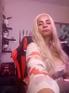 Snapshot of LaReineCleo chatting on 06/10/26, 10:25 LaReineCleo online show from 06/10/26, 10:25