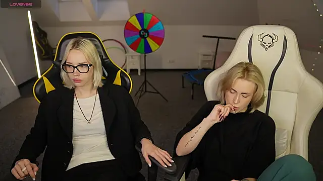 Snapshot of Kara_cat chatting on 12/04/25, 11:19 Kara cat online show from 12/04/25, 11:19