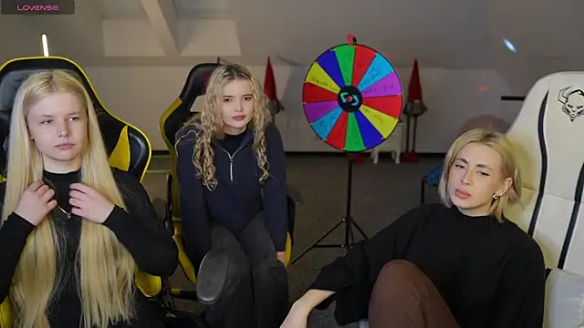 Snapshot of Kara_cat chatting on 12/05/25, 03:30 Kara cat online show from 12/05/25, 03:30