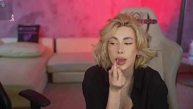 Snapshot of Kara_cat chatting on 02/01/26, 03:43 Kara cat online show from 02/01/26, 03:43