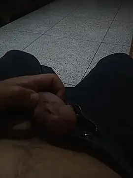 Snapshot of ouchenshadow2975 chatting on 11/23/25, 04:29 ouchenshadow2975 online show from 11/23/25, 04:29