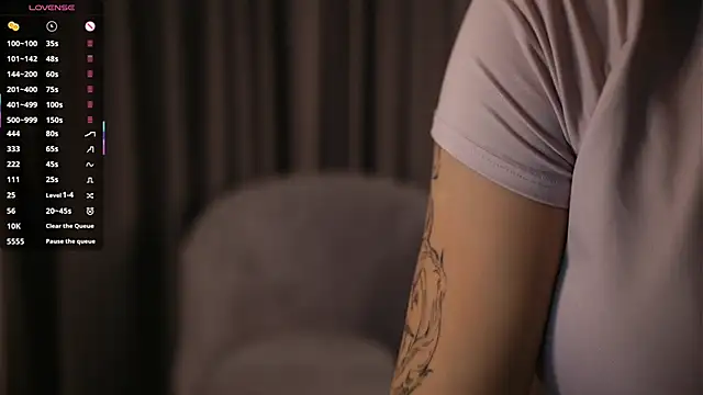 Snapshot of CarleeHake chatting on 12/04/25, 01:15 CarleeHake online show from 12/04/25, 01:15