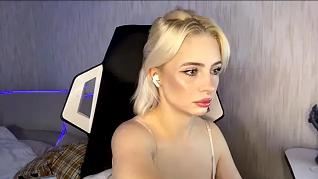 Snapshot of DayleSileo chatting on 11/25/25, 10:15 DayleSileo online show from 11/25/25, 10:15