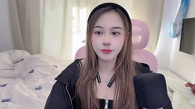 Snapshot of TTtia_ chatting on 12/17/25, 01:11 TTtia online show from 12/17/25, 01:11