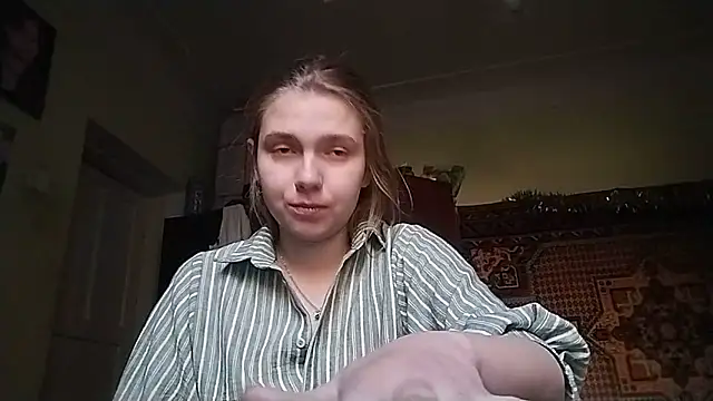 Snapshot of KikiBang chatting on 12/19/25, 10:33 KikiBang online show from 12/19/25, 10:33