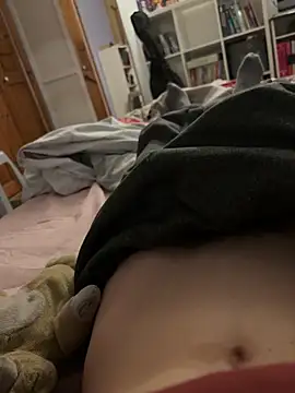 Snapshot of Leolignio chatting on 12/17/25, 01:50 Leolignio online show from 12/17/25, 01:50