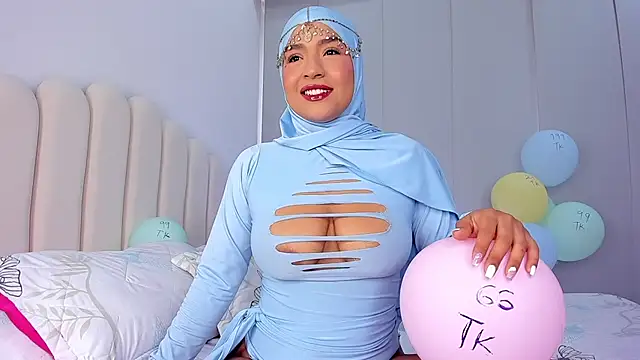 Amira-Zahra online show from 04/18/26, 09:26